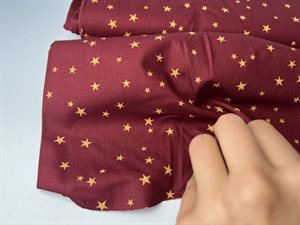 Poplin - guld stjerner på bordeaux bund